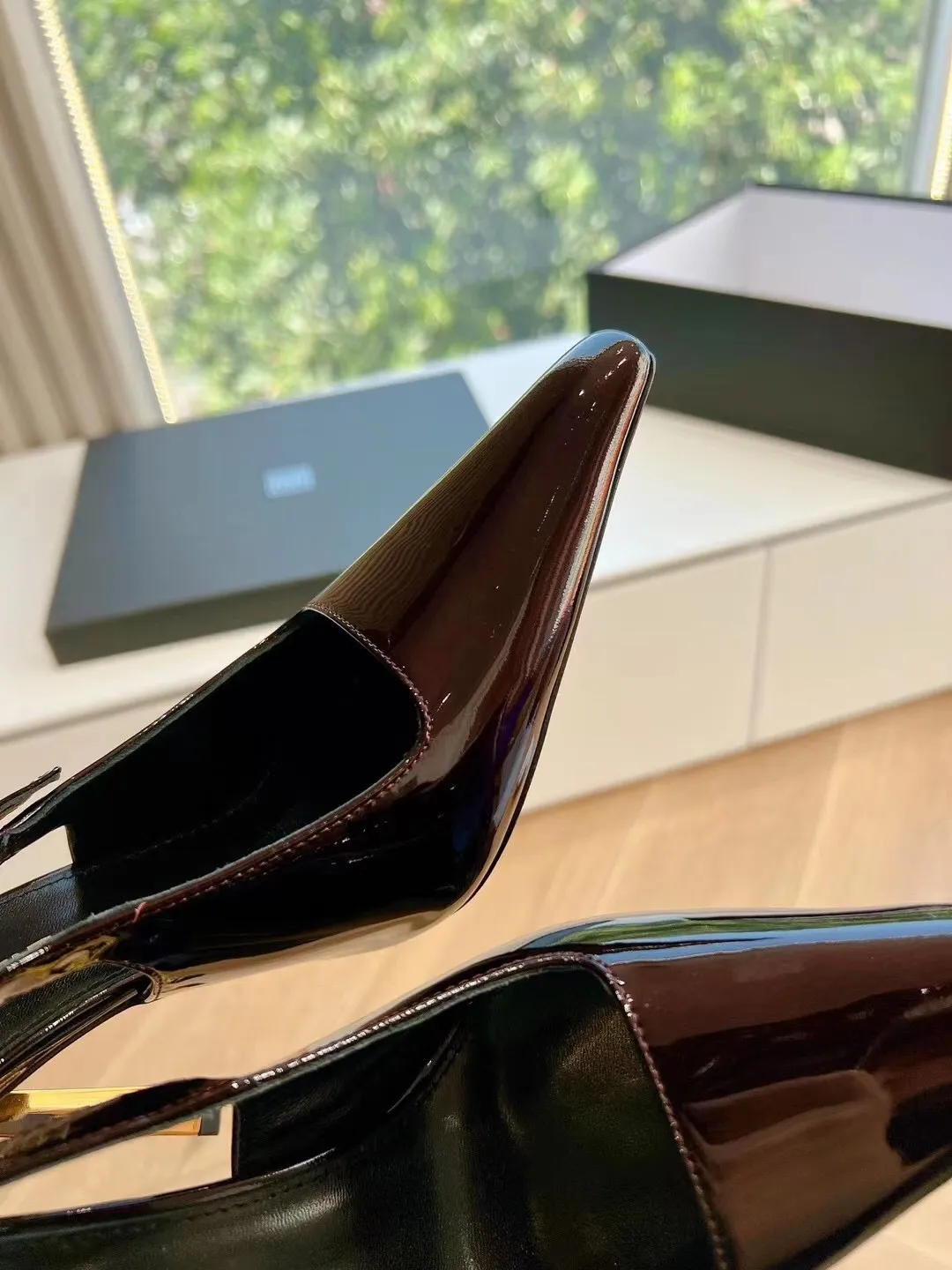 👟👟Ex-factory price 520💯💯Saint Laurent / Saint Laurent Lee metal steel heels. Original open-lasted custom-made 👠 YSL sister’s beautiful high-heeled shoes. They are also the small square toes of the same style as Saint Laurent Rose. The high-heeled shoes are very good at modifying the shape of the feet. The luxurious metal heels. In recent years, SL👟👟factory price has become more and more understanding of women in high-heeled shoes. Yang Shulin’s design impression YSL beautiful high-heeled shoes. Upper: top open edge beads//cow patent leather, sole: genuine leather outsole, heel height: 10cm, size: 35-40 (40) 41 custom code)